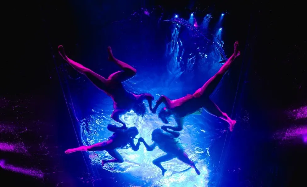 Fuerza Bruta vuelve a SinPiso: 65 minutos de pie entre agua y vuelos