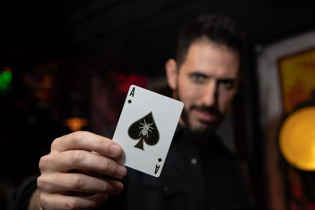 Magia de cerca, mentalismo y un camarín: tres maneras de buscar el asombro