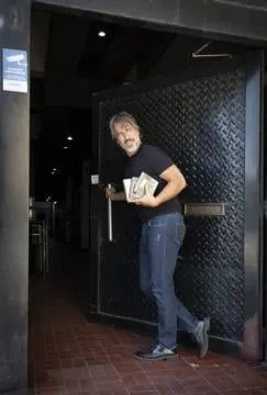 Afiche de Juan, estoy en la puerta, bajá